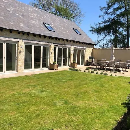 Stone Barn, Contemporary Barn Conversion Cheltenham Exterior photo