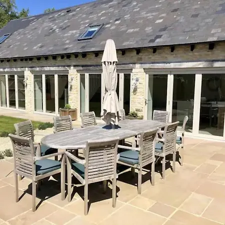 Stone Barn, Contemporary Barn Conversion Cheltenham Exterior photo